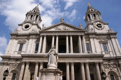 Die Westfassade der Saint Pauls Kathedrale in London