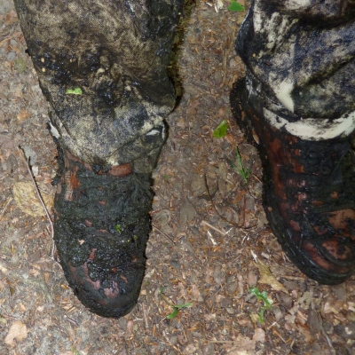 Dreckige Schuhe nach einem Einbruch  ins Moor