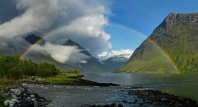 Regenbogen über dem Fjord