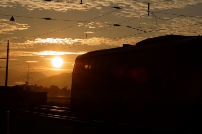 Eisenbahn im ersten Sonnenlicht 2