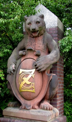 Bären-Statue im Zoo