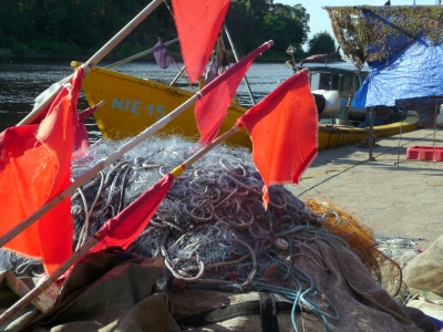 Fischerboot und Netze in Mrzezyno