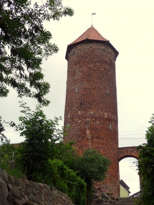 Mittelalterliche Stadtmauer mit Wehrturm in Trzebiatow