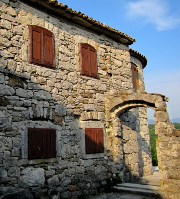 Natursteinfassade in Hum (Istrien)