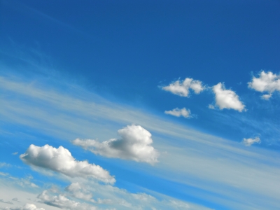 Wolken aus Zuckerwatte strecken sich dem Himmel entgegen.