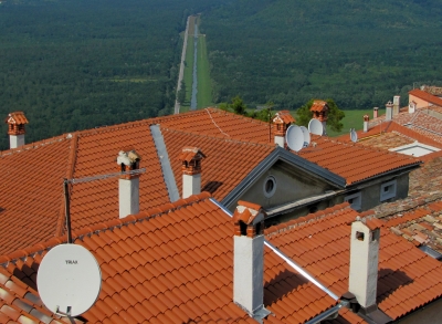 Motovun (Istrien), Rote Dächer überm grünen Mirna-Tal