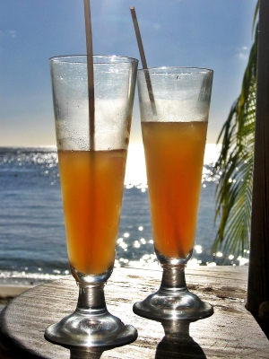 zwei cocktails am strand von mauritius