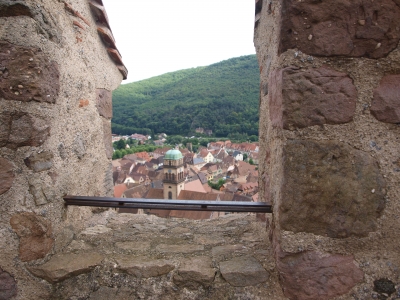 Blick durch Burgzinnen