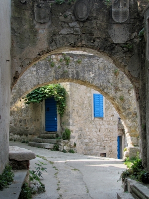 Torbogen in Plomin (Istrien)