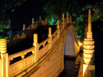 Chines. Brücke bei Nacht