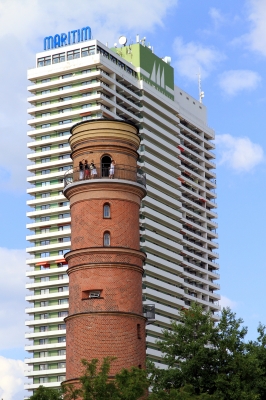 Alter Leuchtturm und Hotel Maritim in Travemünde