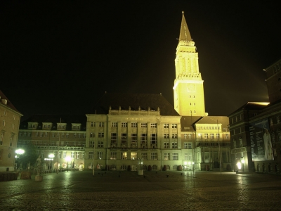 Kieler Rathaus bei Nacht