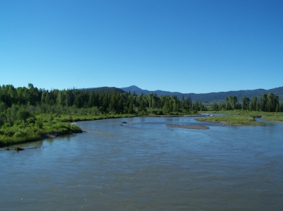 Blauer Fluss - blauer Himmel