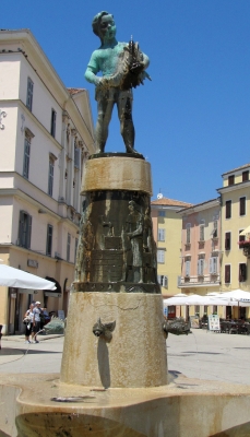 Rovinj (Istrien), Brunnen am Hafenplatz
