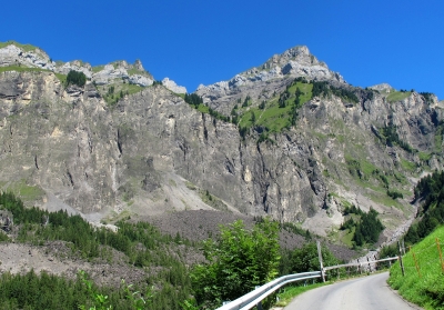 Schmale Strasse am Pragelpass