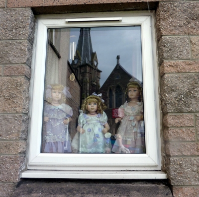 Spiegelung im Fenster eines Hauses in Blairgowrie ( Schottland )