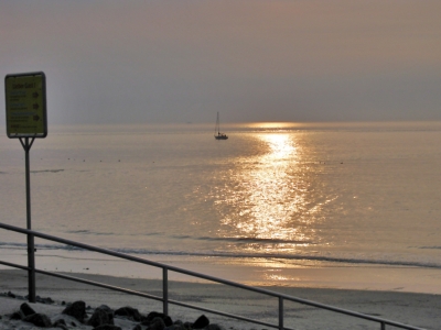 Sonnenuntergang vor Baltrums Strand mit Segler....