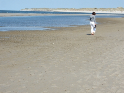 barfuß am Strand und Schuh in der Hand