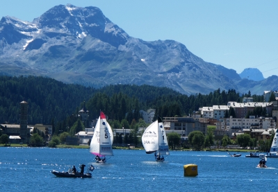 Segeln vor imposanter Bergkulisse