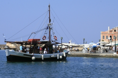 Schiff im Hafen von Chania 2010