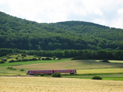 Triebwagen in Mittelgebirgslandschaft