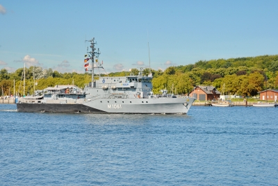 Natoschiff auf der Trave in Priwall