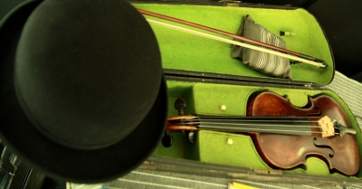 Violine mit Zylinder