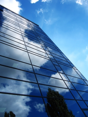 Glasfassade mit Wolkenspiegelung 2