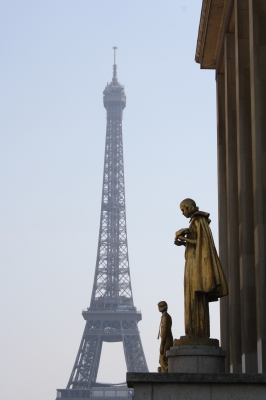 Eiffeltum und Statue