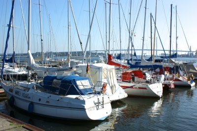 Segelboote mit Pylon Stralsund