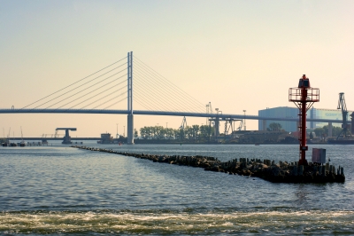 Stralsunder Hafen mit Pylon