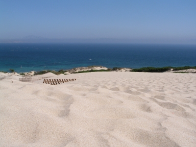 Düne in Tarifa mit Blick nach Afrika