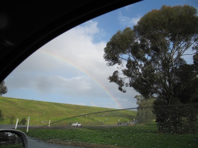 Regenbogen aus dem Auto gesehen