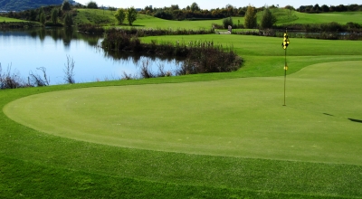 Golfplatz mit Wasserhindernis