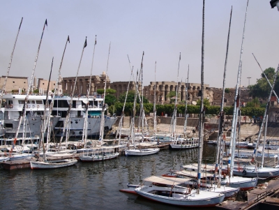 Hafen von Luxor mit Tempelanlage