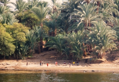 Spielende Kinder am Nilufer