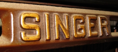 Schild einer Singer Nähmaschine