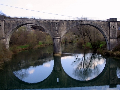 Brückenspiegelbild in der Franche-Comté