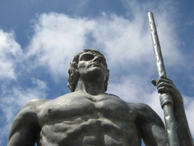 Teilansicht der beiden Statuen der Guanchen Fuerteventuras