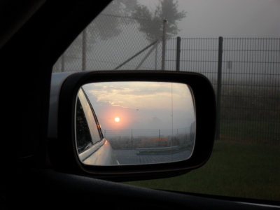 Sonnenaufgang im Aussenspiegel eines BMW5er