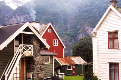 Häuser am Geiranger Fjord (Norwegen) im Sommer 2002