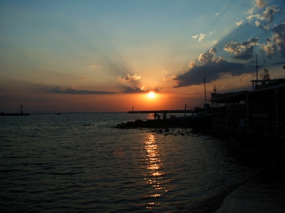 Am Strand von Mykonos, Griechenland, bei Sonnenuntergang (2)