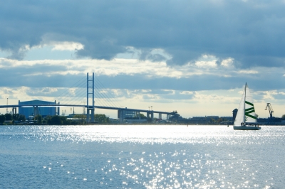 Rügenbrücke mit Werft und Jacht