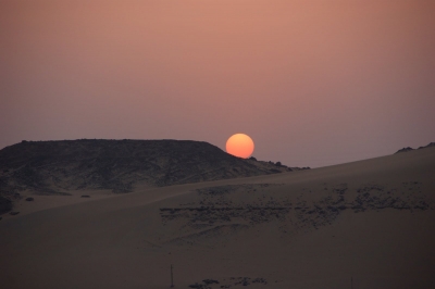 Glühende Sonnenkugel in der Wüste