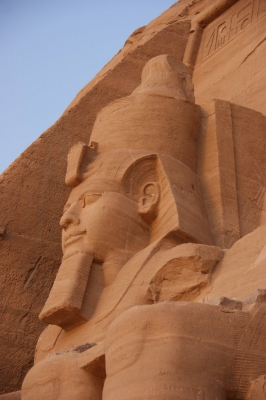 Die ca. 20 Meter hohen Kolossalstatuen des Ramses