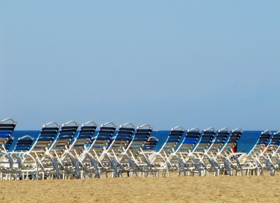 Leere Liegestühle am Strand