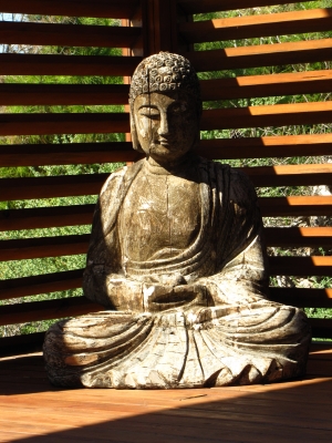 Buddha - Holzfigur, sitzend in der Sonne