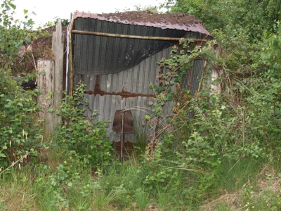 Blechhütte mit Stuhl