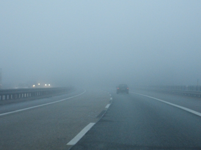 Nebelfahrt auf der Autobahn