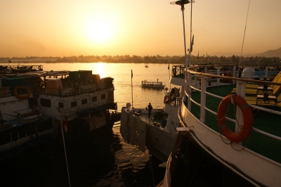 Es wird Nacht im Hafen von Luxor